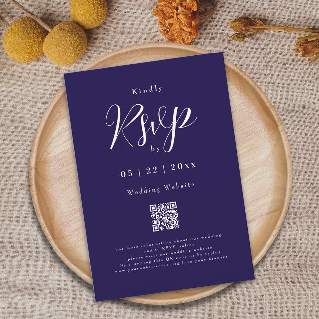 Moderna skrivstil Navy Blue och Vita Bröllopsdetal OSA Kort (Modern elegant script Navy blue and white wedding rsvp qr code card)
