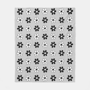Moderna svart & vita blommor på ljust silvergrå fleecefilt