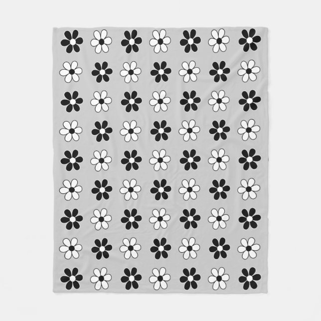 Moderna svart & vita blommor på ljust silvergrå fleecefilt (Framsidan)