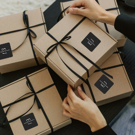 Moderna svarta initialbokstäver fyrkantigt klistermärke