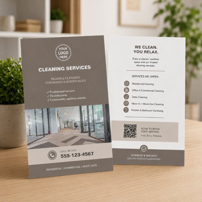 Moderna Taupe-städtjänster med QR  Flygblad (Modern Taupe Cleaning Services with QR Flyer)