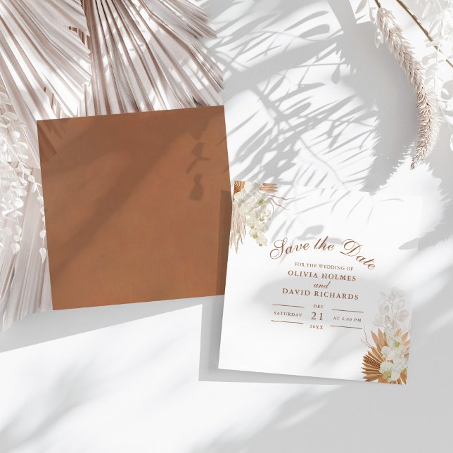 Moderna Terrakotta Pampasgräs Orkidéer Bröllop Spara Datumet (Modern Terracotta Pampas Grass Orchids Wedding Save The Date on a sunny white table.)