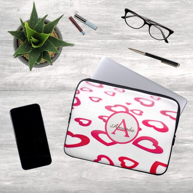 Moderna Valentinröda hjärtan med monogram och namn Laptop Fodral (Skapare uppladdad)