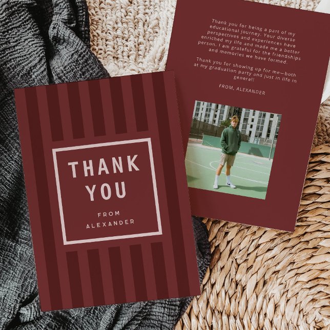 Moderna vinröda randiga tackkort för examen tack kort (modern maroon red sporty stripes graduation thank you card)
