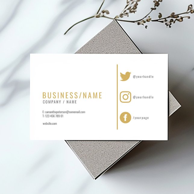 Moderna vita sociala media-guldikoner visitkort (Modern gold and white business card with social media icons and minimalist layout.)