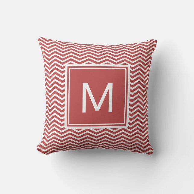 Modernt Aurora-rött Chevron-mönster med monogram Kudde (Framsida)