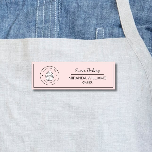 Modernt bakverkskylt med anpassad logotyp i rosa namnbricka (Modern Bakery Custom Logo Pink Name Tag)