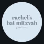 Modernt Bat Mitzvah-mjukt blått personligt minne Runt Klistermärke<br><div class="desc">Modern Bat Mitzvah-mjukt blått personligt minne Klassisk rund dekal</div>