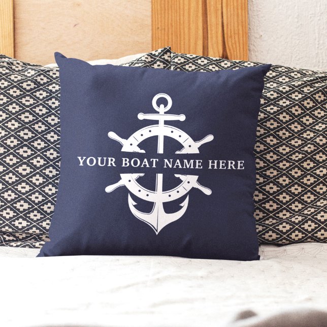 Modernt båtnamn Fartygsratt Ankare Marinblå Kudde (Get cozy with our custom trendy boat-themed pillow!)