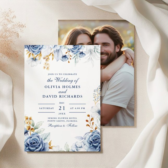 Modernt Blått och Gult Blommigt Par Foto Bröllop Inbjudningar (Modern Blue and Gold Floral Couple Photo Wedding Invitation on an elegant fabric with botanical.)