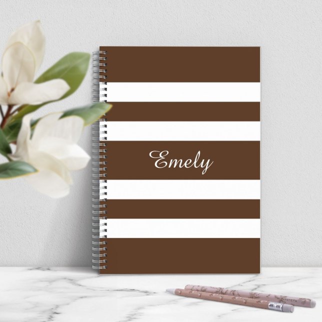 Modernt Brunt Randigt Mönster Namn Anteckningsbok (Modern Brown Stripes Pattern Name Notebook)