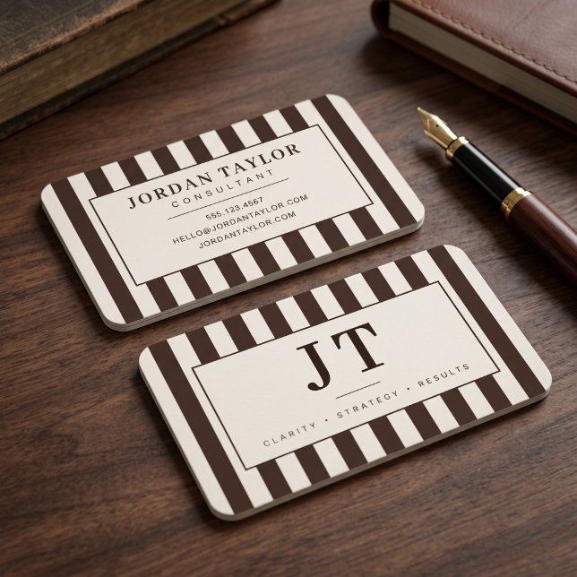 Modernt chokladbrunt randigt monogram visitkort (Simulated business cards on table)