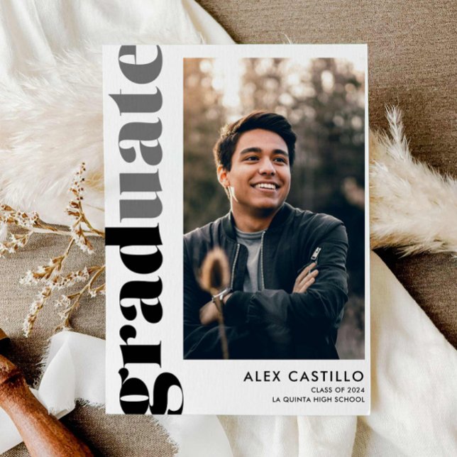 Modernt enkelt foto-examensbevis inbjudningar (Modern Black and White Photo Graduation Announcement)