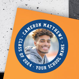 Modernt examensfoto i mörkblått runt klistermärke