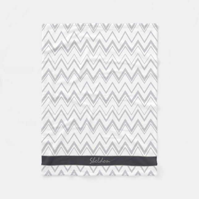 Modernt grått chevron geometriskt mönster monogram fleecefilt (Framsidan)