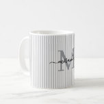Modernt Grått Randigt Monogramnamn Kaffemugg<br><div class="desc">Börja din morgon med stil med denna personliga grårandiga kaffekopp, designad för att ge tidlös charm till varje klunk. Med en mjuk grå och vit randig bakgrund är denna eleganta kopp anpassad med din monograminitial och fullständiga namn i ett graciöst skrivstil - skapar en feminin, förfinad look som känns både...</div>