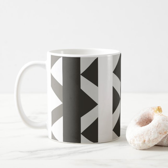 Modernt grått vitt triangelrandigt mönster kaffemugg (Med munk)