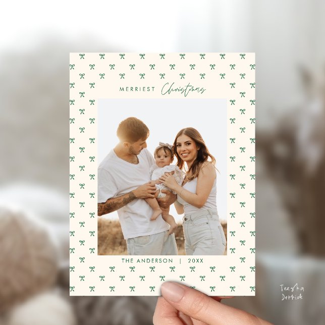 Modernt grönt pilmönster familjefoto jul vykort (Modern Green Bow Pattern Family Photo Christmas Postcard in Vintage beige theme)