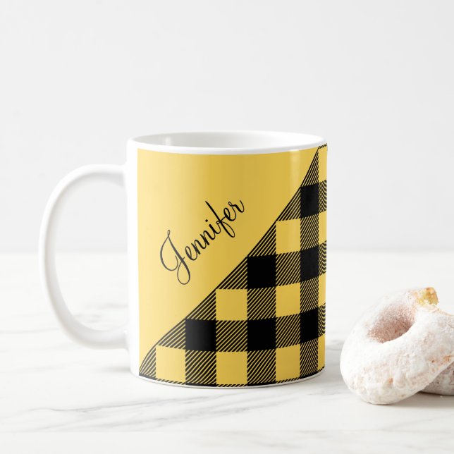 Modernt gult rutigt mönster namn kaffemugg (Med munk)