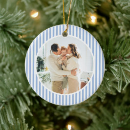Modernt julfamiljefoto med blåa ränder julgransprydnad keramik