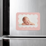 , modernt, kalloped Ram Birth-meddelande Magnet<br><div class="desc">Modern födelseannonsmagnet med ditt baby-foto kapslat inne i en  rosa schallopad ram. Anpassa den  födelseannonsmagneten genom att lägga till ditt baby namn och ytterligare information i vitskrift.</div>