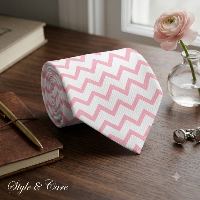 Modernt kedjedesign slips i rosa och vit stil (Modern Chevron Design Tie in Pink and White Style)