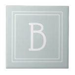 Modernt lantlighetsmonogram med grön och vit initi kakelplatta<br><div class="desc">Modern och stilren personlig monogram tillagd till dekorativ chic enkel uppdaterad dekorativ platta i mjuk grön och vit. Bra presentidé! Anpassa enkelt med designverktyg för att göra den till din egen! Kontakta mig på beachpausedesigns@gmail.com om du behöver hjälp eller har frågor om denna eller någon av våra designer. Andra designalternativ...</div>