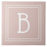 Modernt lantlighetsmonogram med rosa och vit initi kakelplatta<br><div class="desc">Modern och stilren personlig monogram tillagd till dekorativ chic enkel lantlig stildekorativ platta i mjuk rosa och vit. Bra presentidé! Anpassa enkelt med designverktyg för att göra den till din egen! Kontakta mig på beachpausedesigns@gmail.com om du behöver hjälp eller har frågor om denna eller någon av våra designer. Andra designalternativ...</div>