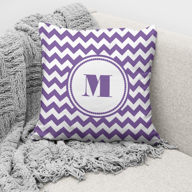 Modernt lila chevronmonogram kudde (Skapare uppladdad)