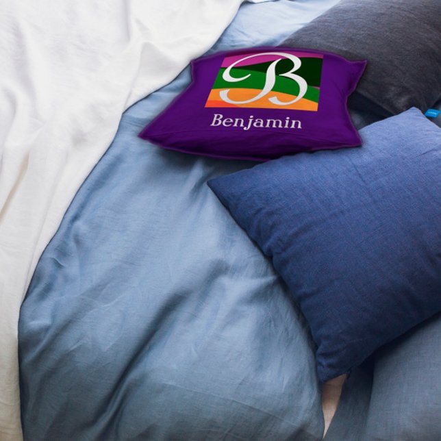 Modernt lila kastkudde med initialbokstav i monogr kudde (Skapare uppladdad)