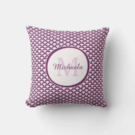 Modernt lila och vitt scallops-monogram och namn kudde