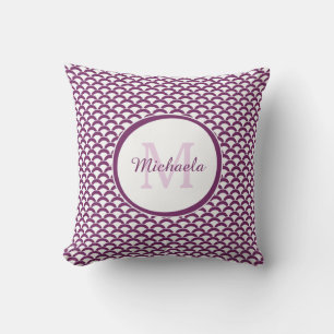 Modernt lila och vitt scallops-monogram och namn kudde