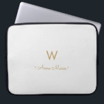 Modernt ljusgrått guldskriftmonogram laptop fodral<br><div class="desc">En modern, elegant monogramdesign med guld handskriven minimalistisk skrifttypografi och sans serif blocktypografi på en elegant ljus pastel Ljusgrå bakgrund. Monogrammet och namnet kan enkelt anpassas.</div>
