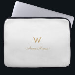 Modernt ljusgrått guldskriftmonogram laptop fodral<br><div class="desc">En modern, elegant monogramdesign med guld handskriven minimalistisk skrifttypografi och sans serif blocktypografi på en elegant ljus pastel Ljusgrå bakgrund. Monogrammet och namnet kan enkelt anpassas.</div>
