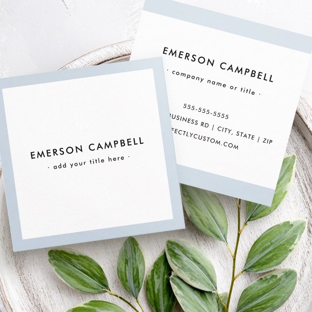 Modernt ljust dammigt blått kant professionellt fyrkantigt visitkort (Modern light dusty blu border professional square business card)