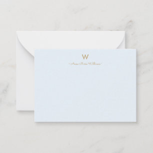 Modernt Ljust Dammt blå Guld Script Monogram Anteckningskort