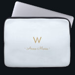Modernt Ljust Dammt Blått Guld Script Monogram Laptop Fodral<br><div class="desc">En modern,  elegant monogramdesign med guld handskriven minimalistisk script typografi och sans serif block typografi på en elegant ljus pastel Ljust Dammt Blå bakgrund. Monogrammet och namnet kan enkelt anpassas.</div>