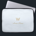 Modernt Ljust Dammt Blått Guld Script Monogram Laptop Fodral<br><div class="desc">En modern, elegant monogramdesign med guld handskriven minimalistisk script typografi och sans serif block typografi på en elegant ljus pastel Ljust Dammt Blå bakgrund. Monogrammet och namnet kan enkelt anpassas.</div>