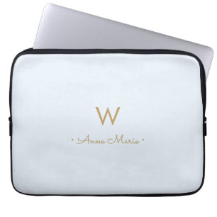Modernt Ljust Dammt Blått Guld Script Monogram Laptop Fodral