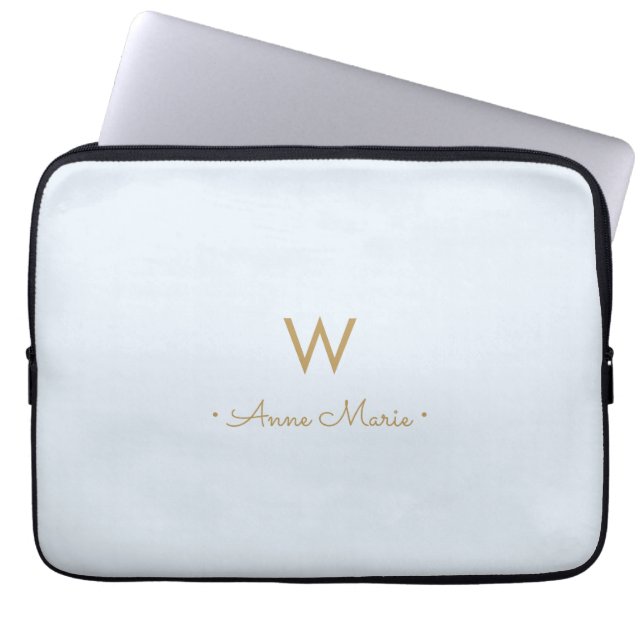 Modernt Ljust Dammt Blått Guld Script Monogram Laptop Fodral (Framsidan)