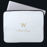 Modernt Ljust Dammtblå Guld Script Monogram Laptop Fodral<br><div class="desc">En modern,  elegant monogramdesign med guld handskriven minimalistisk script typografi och sans serif block typografi på en elegant ljus pastellfärg Ljust Dammtblå bakgrund. Monogrammet och namnet kan enkelt anpassas.</div>