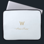 Modernt Ljust Dammtblå Guld Script Monogram Laptop Fodral<br><div class="desc">En modern, elegant monogramdesign med guld handskriven minimalistisk script typografi och sans serif block typografi på en elegant ljus pastellfärg Ljust Dammtblå bakgrund. Monogrammet och namnet kan enkelt anpassas.</div>