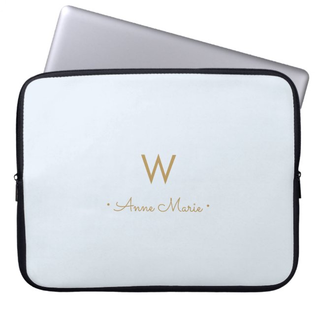 Modernt Ljust Dammtblå Guld Script Monogram Laptop Fodral (Framsidan)