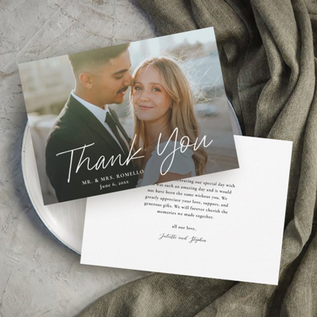 Modernt manus Enkel foto Bröllop tackkort Inbjudningar (Modern script photo wedding thank you card with full bleed photo typography overlay.)