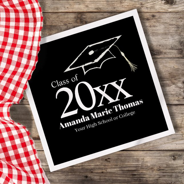 Modernt manus Examens Namn Klass År Design Pappersservett (Elegant black and white graduation napkins with custom name and class year design)