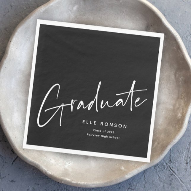 Modernt manus Examensbevis Enkel Examen Pappersservett (Modern script black and white graduation napkins.)