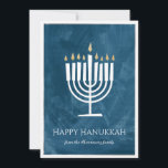 Modernt menoraHanukkah kort med fotohjälparen<br><div class="desc">Detta lyckligHanukkah kort presenterar modernt, och roliga menoraillustrationstativ ut mot en texturerad bakgrund på blått, som du kan ändra till NÅGON FÄRG att använda ", skräddarsy den" knäppas! Hjälparen är sammanlagt personalizable med ett foto av ditt primat, och en beställnings- text överdrar ELLER görar klar alla av hjälpareobjekt för att...</div>