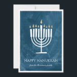 Modernt menoraHanukkah kort med fotohjälparen<br><div class="desc">Detta lyckligHanukkah kort presenterar modernt, och roliga menoraillustrationstativ ut mot en texturerad bakgrund på blått, som du kan ändra till NÅGON FÄRG att använda ", skräddarsy den" knäppas! Hjälparen är sammanlagt personalizable med ett foto av ditt primat, och en beställnings- text överdrar ELLER görar klar alla av hjälpareobjekt för att...</div>