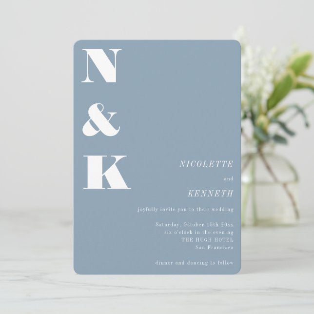 Modernt Monogram Dusty Blue Elegant Bröllop Inbjudningar (Stående Fram)