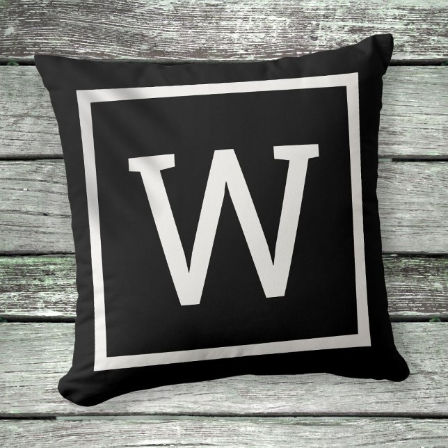 Modernt monogram i svart och vitt kudde (Modern Monogram Black and White Throw Pillow)